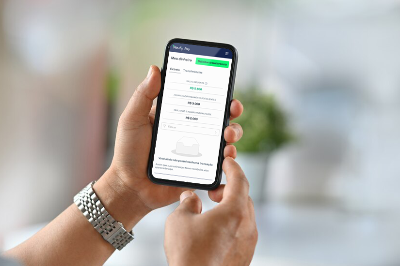 Mãos usando o reufy pay na tela de um celular