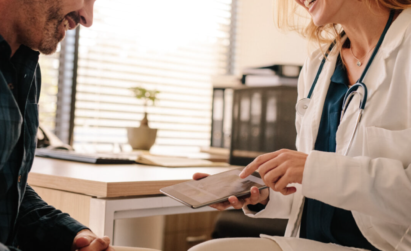 Homem sendo atendido por medica em clinica